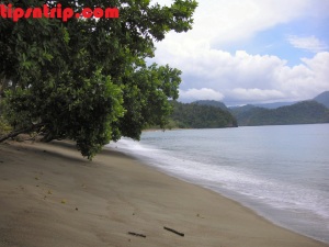 obyek-wisata-pantai-amai-di-papua.jpg