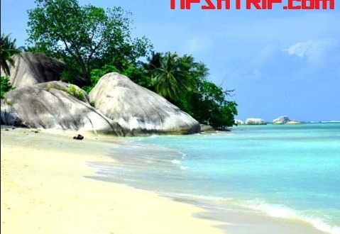 Pantai-Laskar-Pelangi..