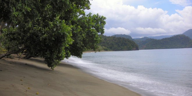 obyek-wisata-pantai-amai-di-papua.jpg